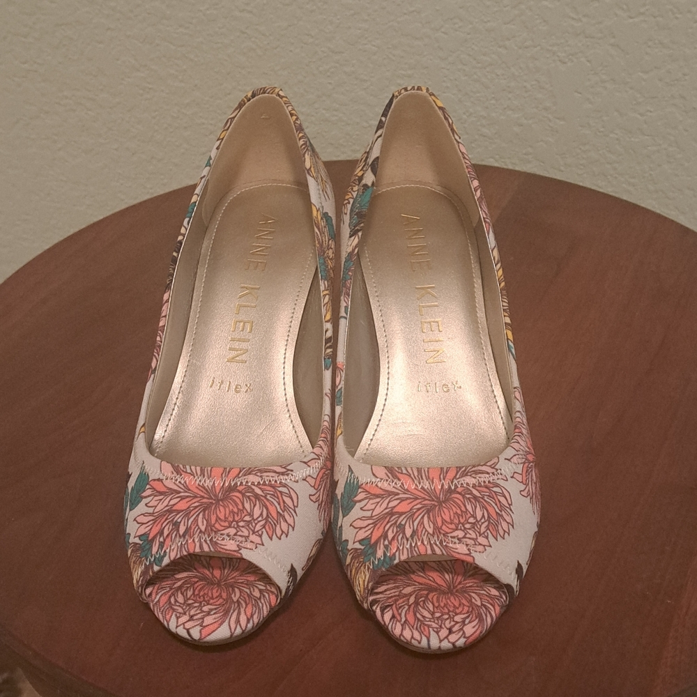 Floral print peep toe pumps